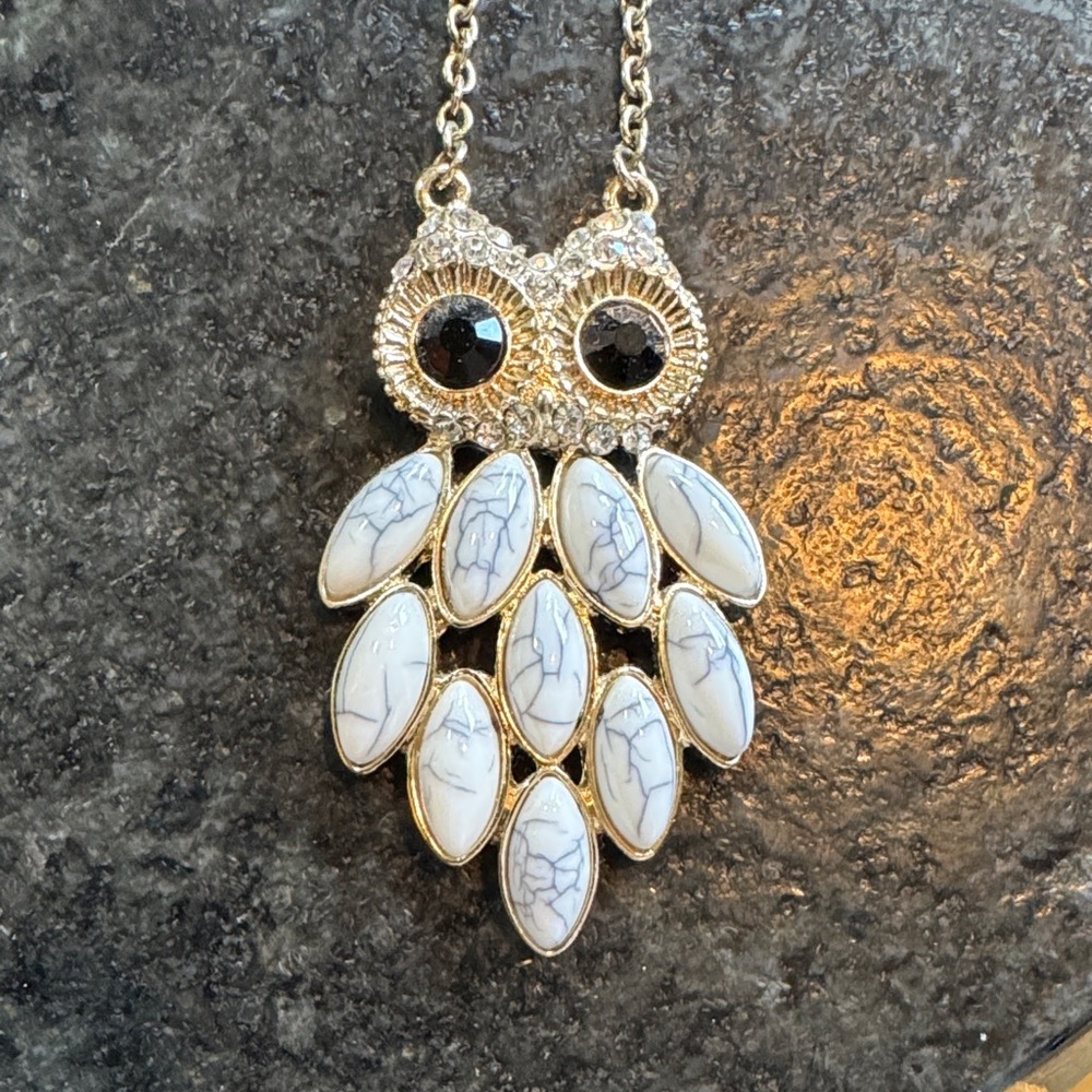 😊Gold Owl Pendant Necklace with White Marbled Stones